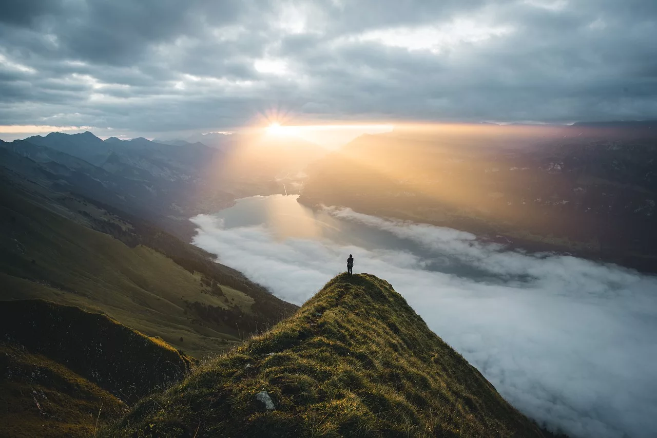 Introduzione all’Early Stage: Cosa Significa per una Startup Early stage di una startup: foto di alba tra i monti svizzeri