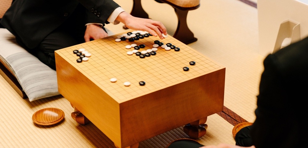 Come Sviluppare una Strategia Aziendale Efficace Strategia Aziendale: immagine di due persone che giocano a go